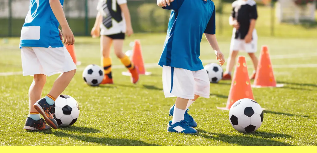 個別でサッカーボールを蹴る